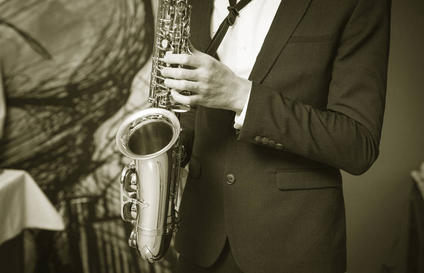 Hij speelt de saxofoon muziek - Foto, afbeelding