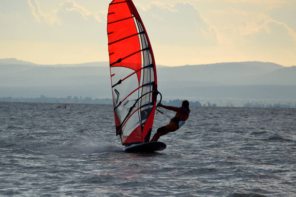 Planche à voile sur le lac Neusiedl
 - Photo, image