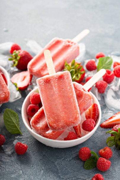 Strawberry and raspberry popsicles - Фото, зображення