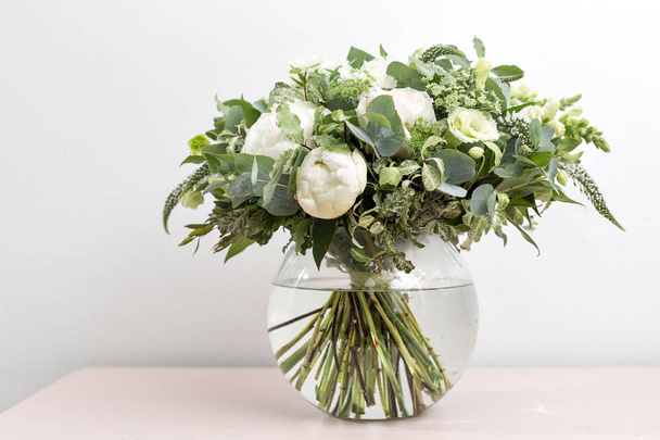 bouquet de mariage de luxe avec pivoines blanches et fleurs mixtes sur commode rose
 - Photo, image
