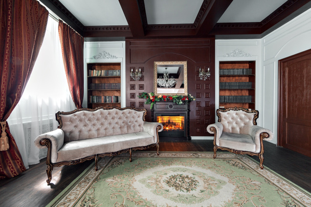 Luxus-Interieur der Heimbibliothek. Wohnzimmer mit eleganten Möbeln - Foto, Bild