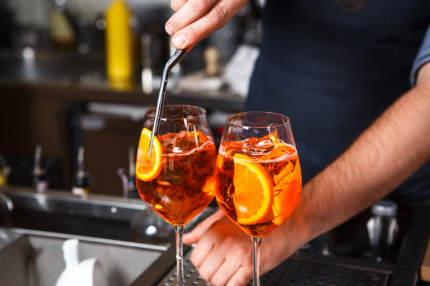 Barman al lavoro, a preparare cocktail. concetto di servizio e bevande In cucina il ristorante
 - Foto, immagini