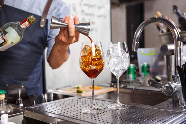 Barman en el trabajo, preparando cócteles. concepto de servicio y bebidas En la cocina el restaurante
 - Foto, Imagen