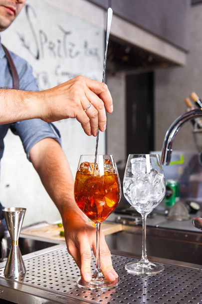 Barman v práci, přípravě koktejlů. koncept o nápoje v kuchyni restaurace a služby - Fotografie, Obrázek