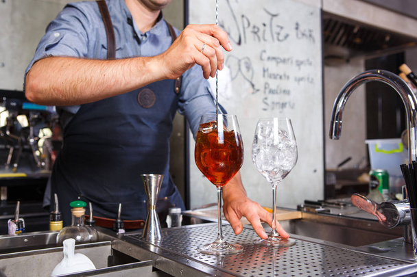 Бармен на работе, готовит коктейли. концепция обслуживания и напитков На кухне ресторан
 - Фото, изображение