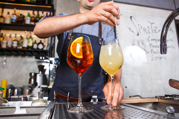 Barman en el trabajo, preparando cócteles. concepto de servicio y bebidas En la cocina el restaurante
 - Foto, imagen
