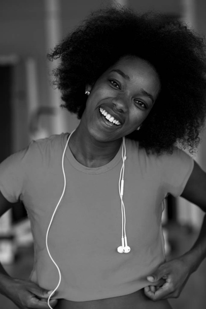 トレッドミル上で実行アフロ ・ アメリカ人女性 - 写真・画像
