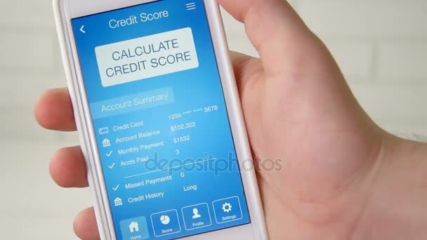 Het controleren van kredietscore op smartphone met behulp van toepassing. Het resultaat is gemiddelde - Video