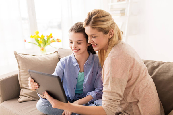 happy family with tablet pc at home - Φωτογραφία, εικόνα
