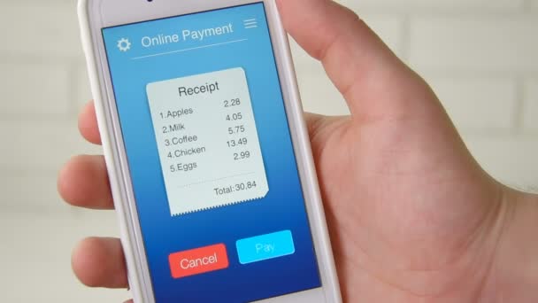 Pagar la factura de una tienda de comestibles utilizando la aplicación móvil en un teléfono inteligente
 - Metraje, vídeo