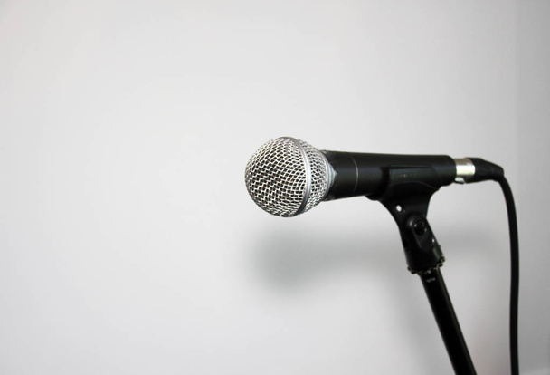 Microfoon op standaard witte achtergrond met kopie ruimte  - Foto, afbeelding