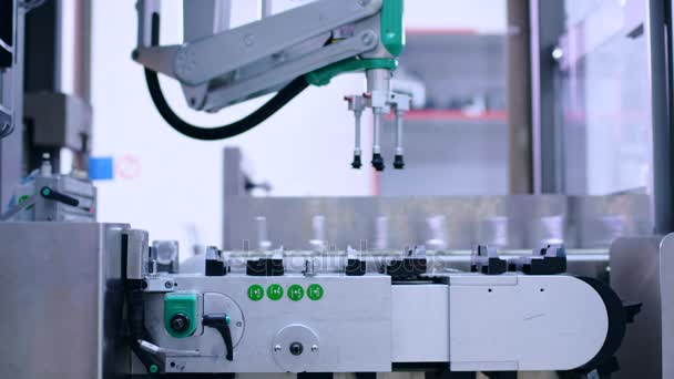 Línea de fabricación farmacéutica. Brazo robot en planta farmacéutica
 - Imágenes, Vídeo