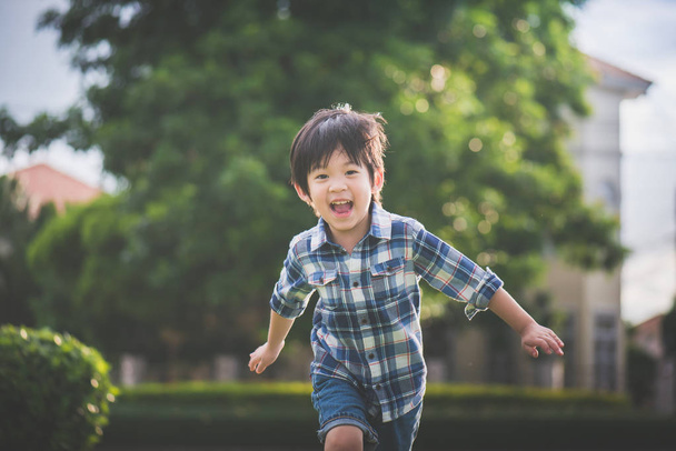 ázsiai gyermek a parkban játszó - Fotó, kép