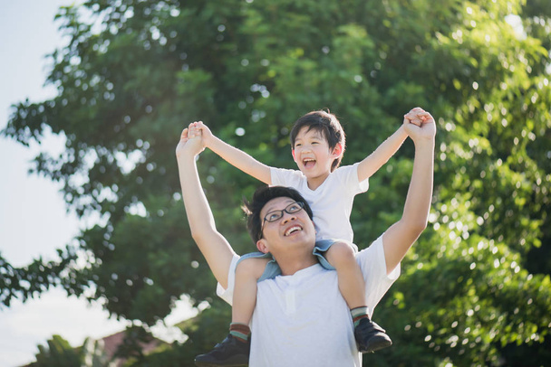 asiático padre e hijo jugando en el parque - Foto, imagen