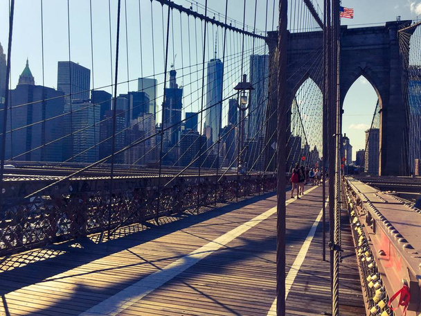 Chodník z brooklynského mostu a budov na Manhattanu ve stylu vintage, New York - Fotografie, Obrázek