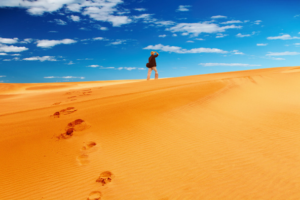Escalada de dunas de arena
 - Foto, imagen