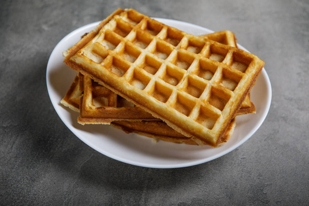 Taze pişmiş Belçika waffle plaka - Fotoğraf, Görsel