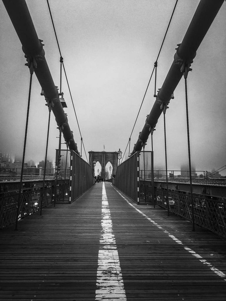 Passarela na ponte de Brooklyn com nevoeiro em estilo preto e branco
 - Foto, Imagem