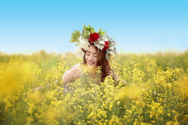 woman wearing floral wreath - Φωτογραφία, εικόνα