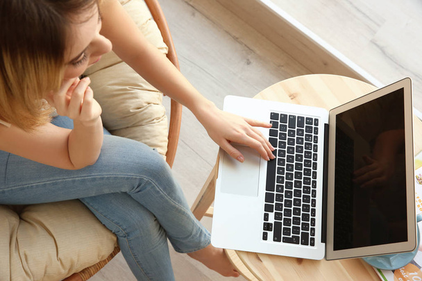 Young girl using laptop - Zdjęcie, obraz