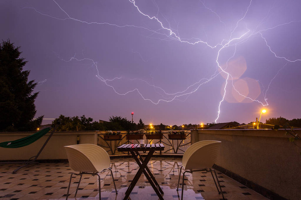 Hrom bouře nad terasou domu uprostřed noci ŽÁ - Fotografie, Obrázek