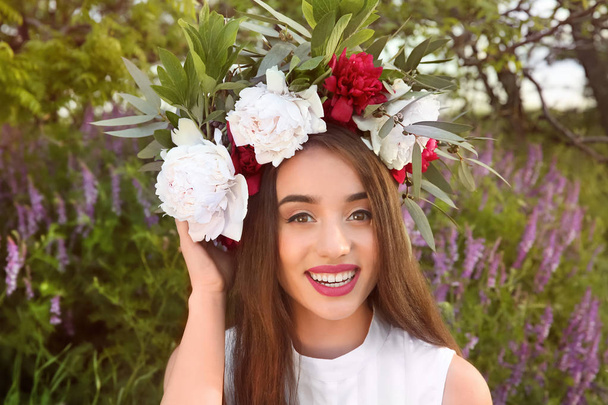 young woman wearing floral wreath - Foto, imagen