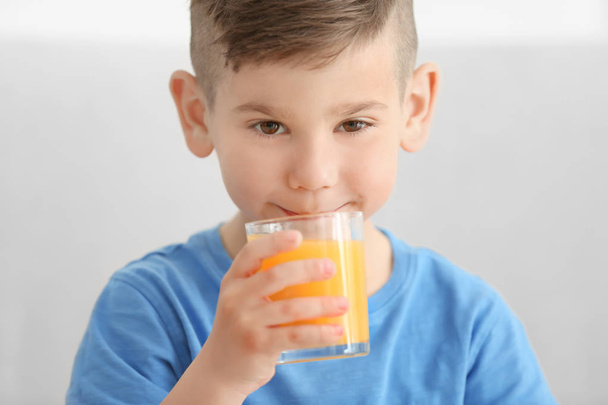 Cute little boy drinking juice - Foto, afbeelding