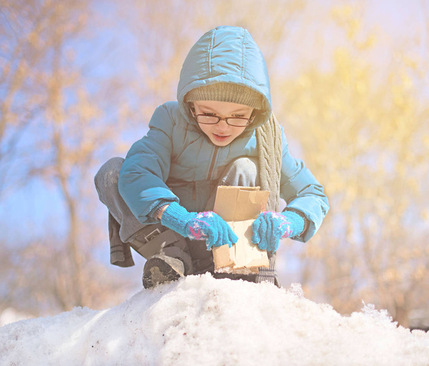 Boldog fiú játszani a hóban - Fotó, kép