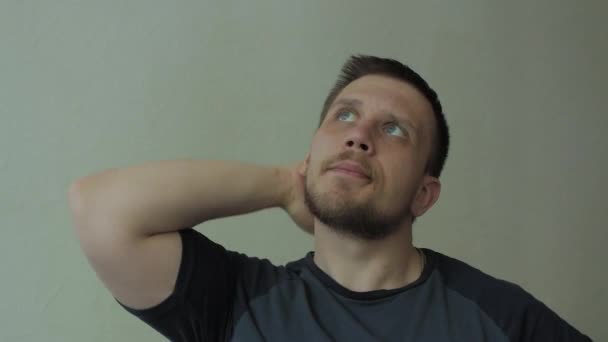 Thoughtful man scratching his head and then get an idea. - Metraje, vídeo