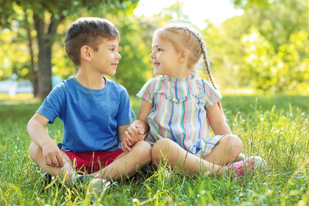 Děti sedící na trávě - Fotografie, Obrázek