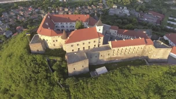Vista aérea do castelo de Mukachevo Fortaleza medieval de Palanok na Ucrânia
 - Filmagem, Vídeo