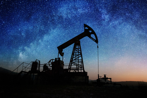 Pompa oleju na polu naftowym w nocy - Zdjęcie, obraz