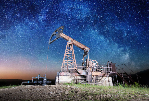 Olaj szivattyú az éjszaka olajmező - Fotó, kép