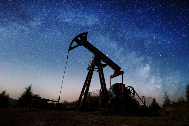Ölpumpe auf dem Ölfeld in der Nacht - Foto, Bild