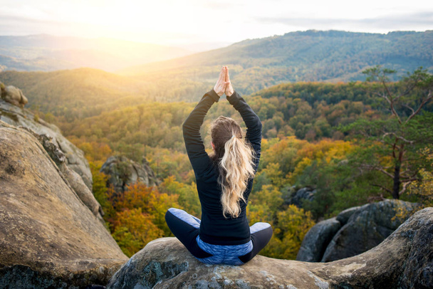 Sportovní fit žena cvičí jógu na vrcholu hory - Fotografie, Obrázek