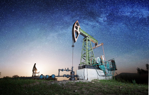 夜に油田の油ポンプ - 写真・画像