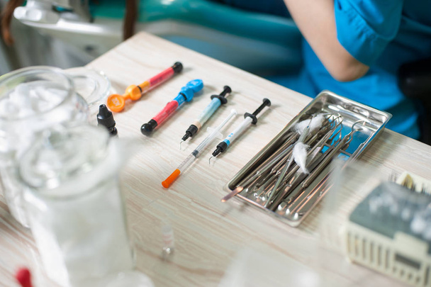 Расходные материалы для зубов и стоматологические инструменты
 - Фото, изображение