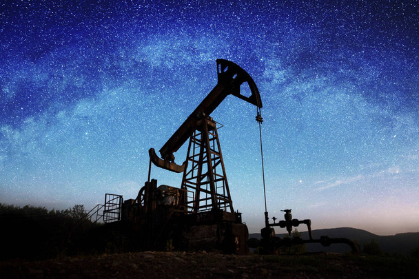 Ölpumpe auf dem Ölfeld in der Nacht - Foto, Bild