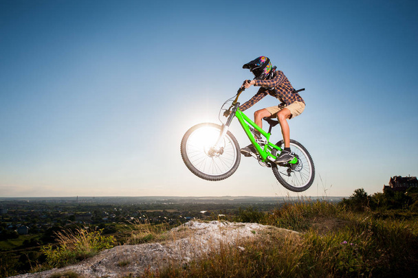 Pyöräilijä ratsastus alamäkeen maastopyörä mäellä
 - Valokuva, kuva