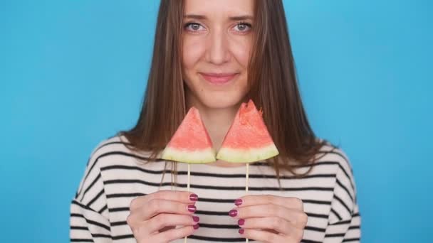 Mooie vrouw houdt een segmenten van watermeloen - Video