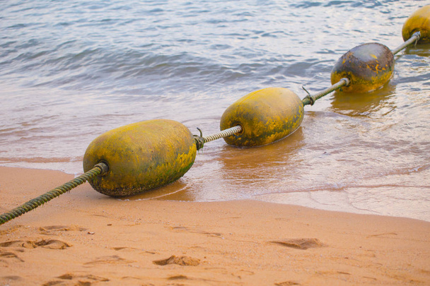 Boyas amarillas de mar, Separador de zona de baño seguro
. - Foto, Imagen