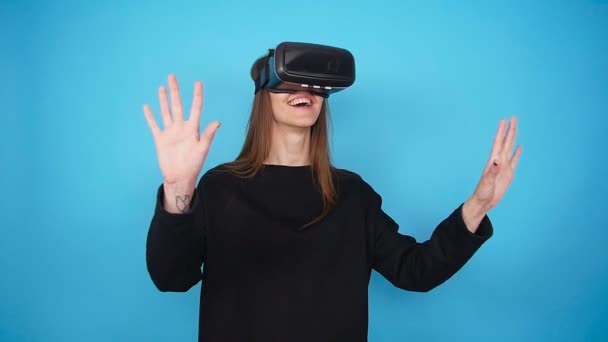 Mujer joven con gafas de realidad virtual - Metraje, vídeo
