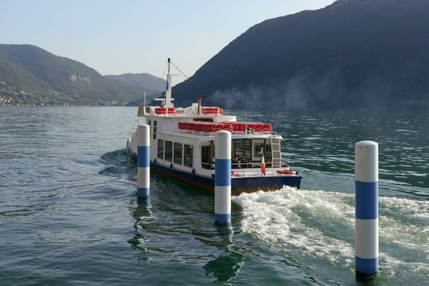 пассажирское судно на озере Исео в Sale Marasino, Италия
 - Фото, изображение