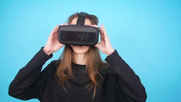 Jeune femme portant des lunettes de réalité virtuelle - Séquence, vidéo