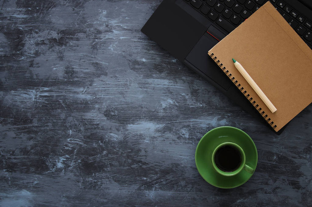 Ofis çalışma masası leptop, notebbok ve kahve ile Üstten Görünüm - Fotoğraf, Görsel