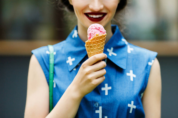 Smiling girl with pink ice cream - Valokuva, kuva