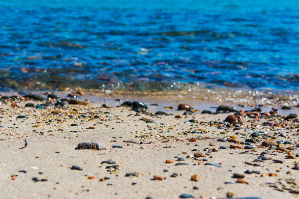 小石やポルト Frailis の青い海 - 写真・画像