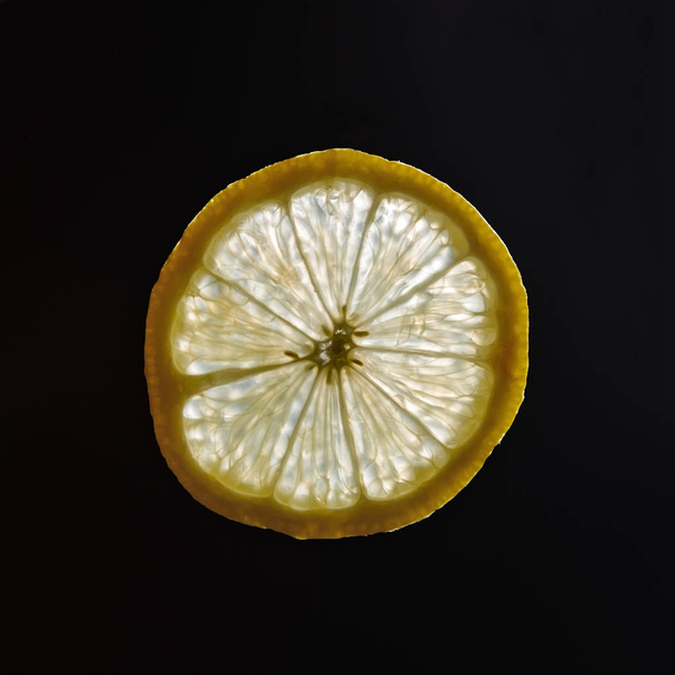 Slice of lemon in backlight - Zdjęcie, obraz