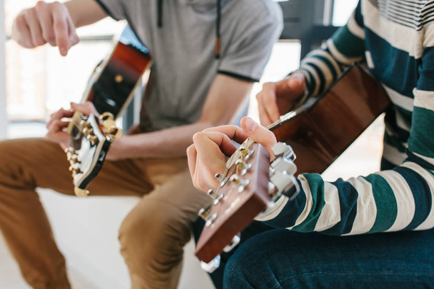 Leren om te spelen de gitaar. Muziekonderwijs en buitenschoolse lessen. - Foto, afbeelding
