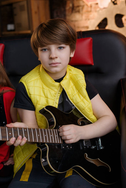 Boy in loft music studio - Foto, afbeelding